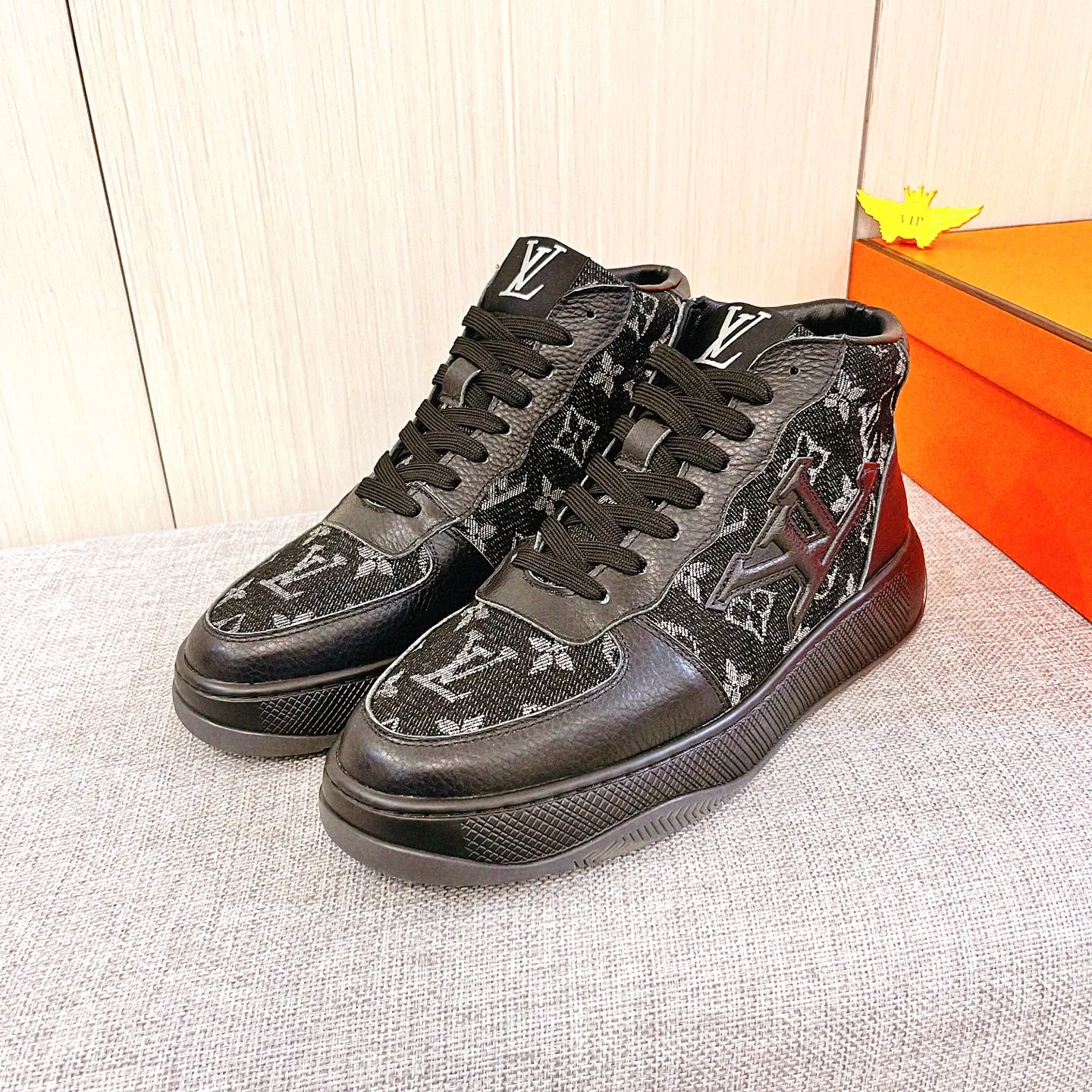Men's shoes💰 460💰[LV]🔥Louis Vuitton, high-end men's shoes brand, official website 1:1 latest masterpiece: the upper is made of Italian imported first-layer cowhide with a comfortable and breathable lining➕original non-slip and wear-resistant outsole🔥, making walking more convenient and comfortable! An exclusive new model, a stunning work, a beautiful 1:1 replica [color] compared to the official quality! Create a fashionable personality to set off your uniqueness! A must-have for trendy men! Classic🔥Size: 38-44 Color: 🔥Multiple colors available🔥